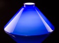 Klassische Messing-Tischpendelleuchte mit konischem Schirm Ø 30 cm aus Opalglas – Farbton „Indigo“
