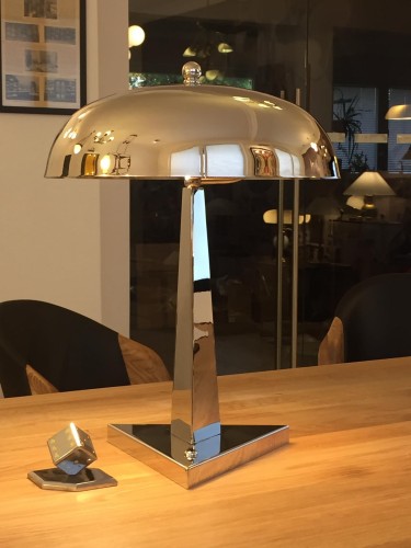 Tischleuchte im Art Déco aus massivem, hochglanzvernickeltem Messing.