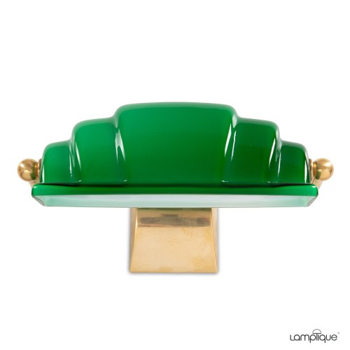 Wand-Bankerlampe in Berliner Messing. Das Modell W1951  mit smaragdgrünem Lampenglas grünüberfangen.