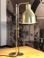 Bauhaus-Ikone: funktionale Messing-Tischleuchte mit höhenverstellbarem Schirm.