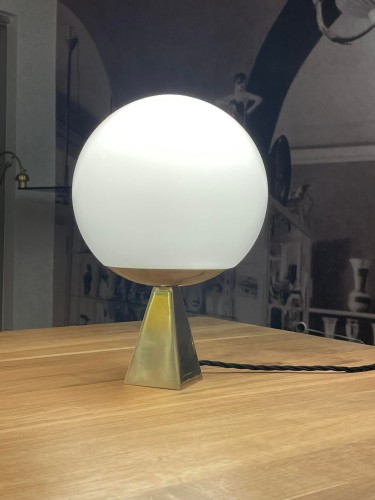 Ihre streng geometrische Gestalt verleiht der Leuchte zugleich Leichtigkeit und eine zurückhaltende Eleganz