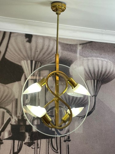 Eine Deckenleuchte von zeitloser Eleganz: handwerklich aus Messing gefertigt, mit klarer Glasplatte und dezent satiniertem Rand.