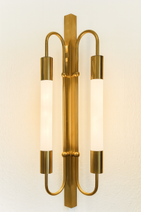 [W1939] Bauhaus Wandeuchte aus Messing mit zwei opalen Röhren – klare Form, zeitlose Eleganz (1)