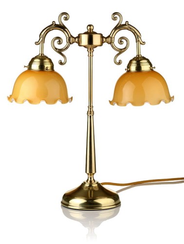 Zweiflammige Tischleuchte im eklektischen Stil · Messing und Opalglas in Harmonie mit Opalglas im warmen Bernsteinton