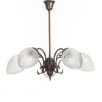 Fünfarmiger Deckenleuchter aus patiniertem Messing mit fein geschliffenen Glasschirmen